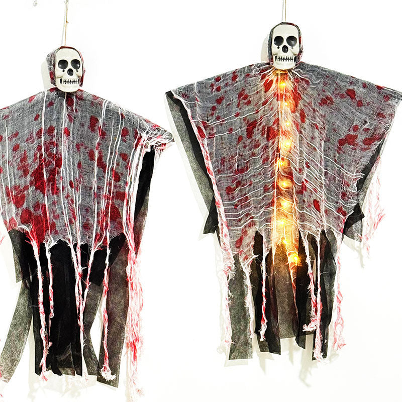 Decorazione di Halloween con teschio luminoso tinto di sangue, fantasma da appendere, ornamenti per esterni