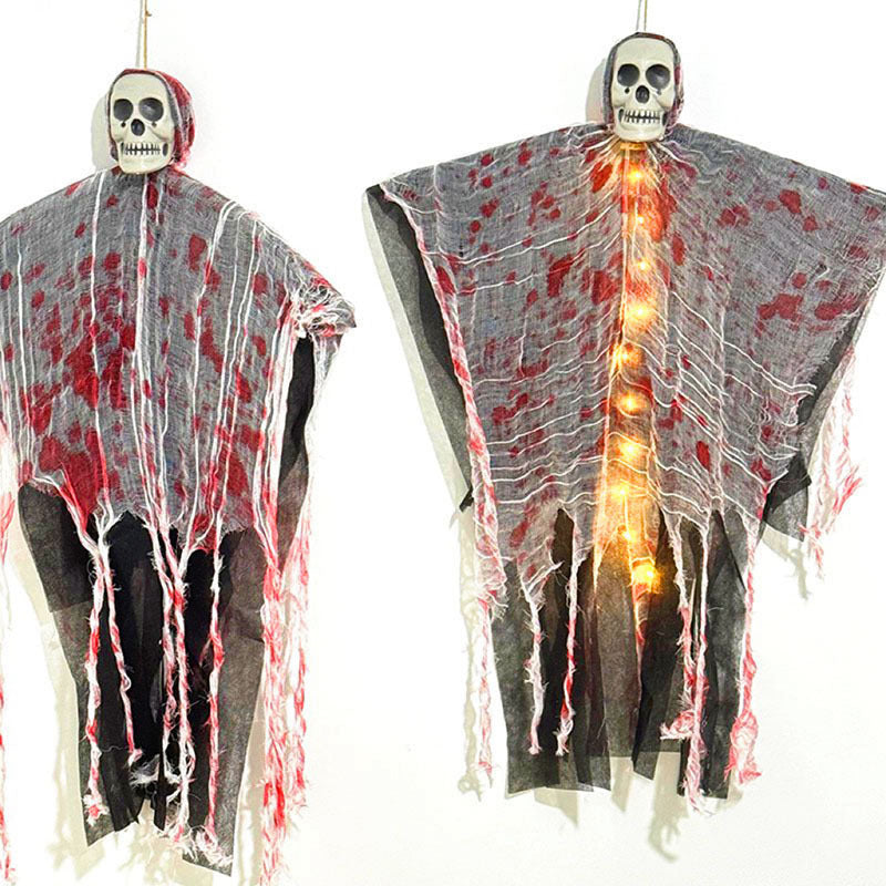 Decorazione di Halloween con teschio luminoso tinto di sangue, fantasma da appendere, ornamenti per esterni
