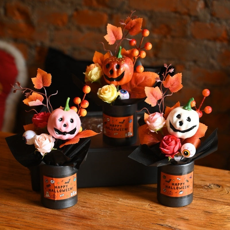 Simulazione di zucca di Halloween con bouquet di ornamenti a forma di smorfia
