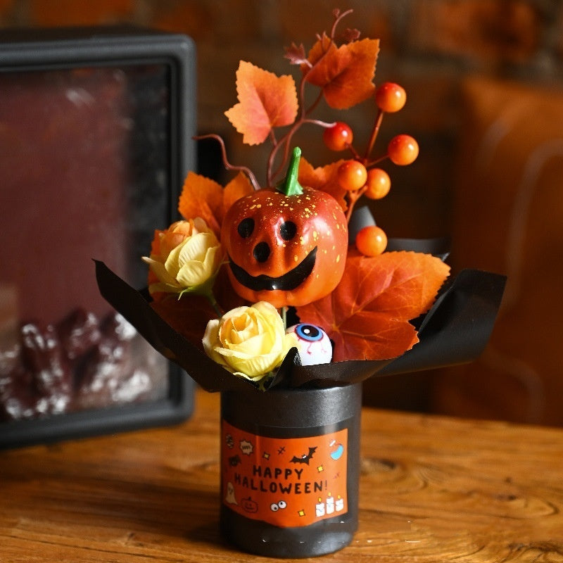 Simulazione di zucca di Halloween con bouquet di ornamenti a forma di smorfia