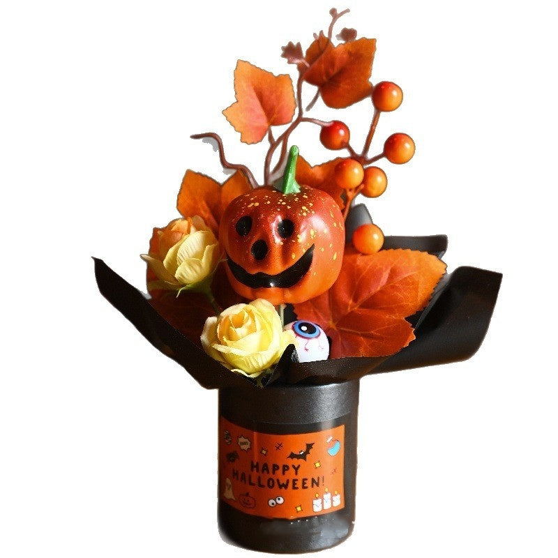 Simulazione di zucca di Halloween con bouquet di ornamenti a forma di smorfia