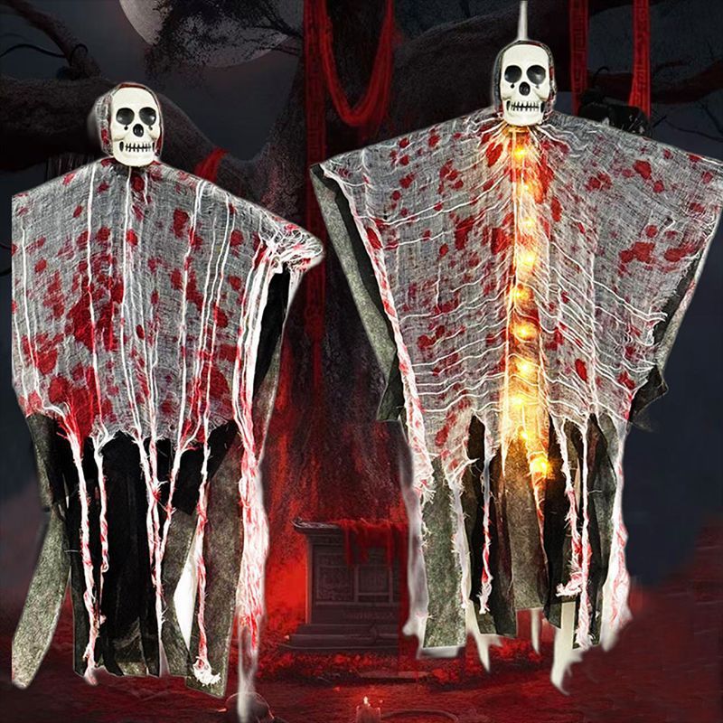 Decorazione di Halloween con teschio luminoso tinto di sangue, fantasma da appendere, ornamenti per esterni